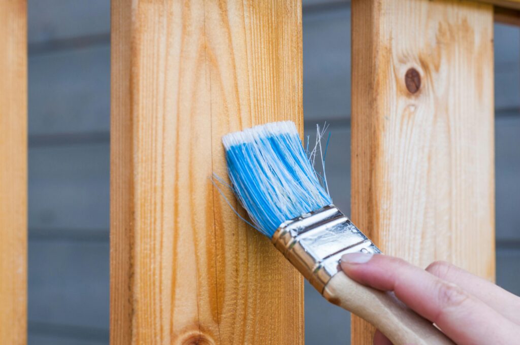 Mantenimiento de una cama de madera recién comprada.